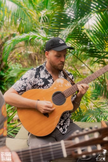 Gallery photo 1 of Instrumental Guitarist