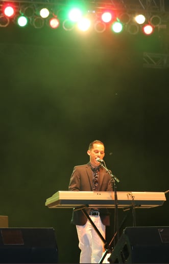 Gallery photo 9 of Dayron Reyes – Elegant Instrumental Music