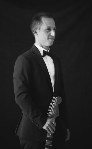 Gallery photo 7 of Dayron Reyes – Elegant Instrumental Music