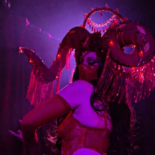 Gallery photo 1 of Intricate Fluid Arm Burlesque Performer