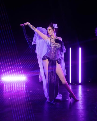 Gallery photo 3 of Intricate Fluid Arm Burlesque Performer