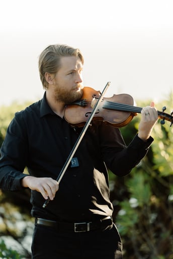 Gallery photo 2 of Isaiah Pekary (Violinist)