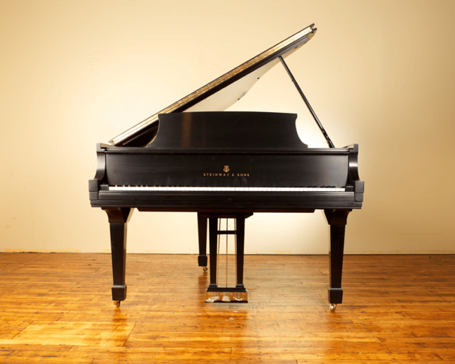 Gallery photo 1 of Italian Pianist Giovonni's Studio
