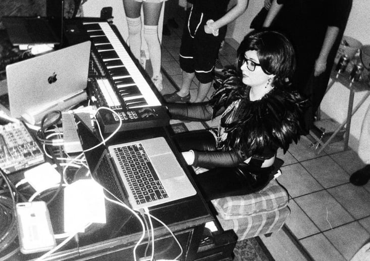 Gallery photo 2 of Izzie Green Piano and DJ Services