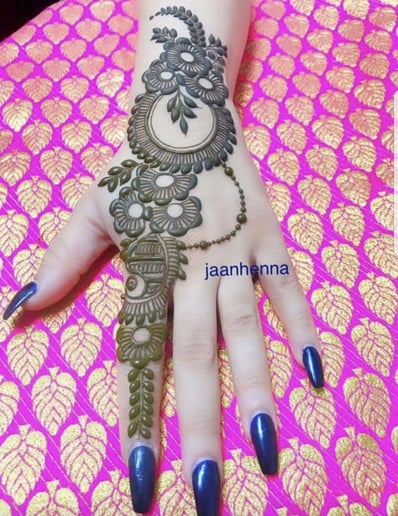 Gallery photo 2 of JaanHenna