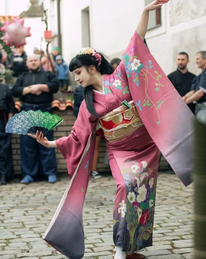 Gallery photo 7 of Japanese Dancer in Kimono — Traditional Nihon Buyō for Bay Area Events