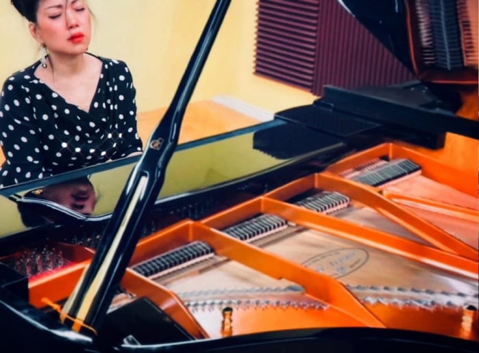 Gallery photo 1 of Jasmine the Pianist