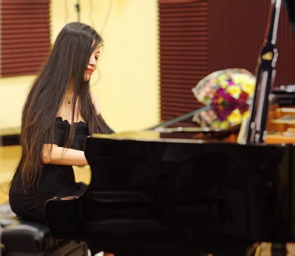 Gallery photo 3 of Jasmine the Pianist