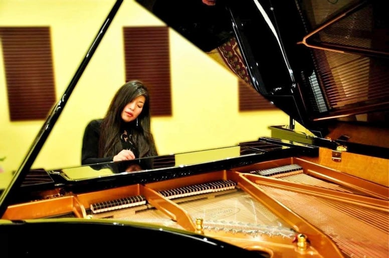 Gallery photo 9 of Jasmine the Pianist