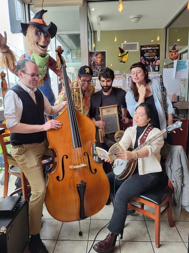 Gallery photo 6 of Yuexin Chen - Jazz Banjoist - the Do-Rights! Jazz Band