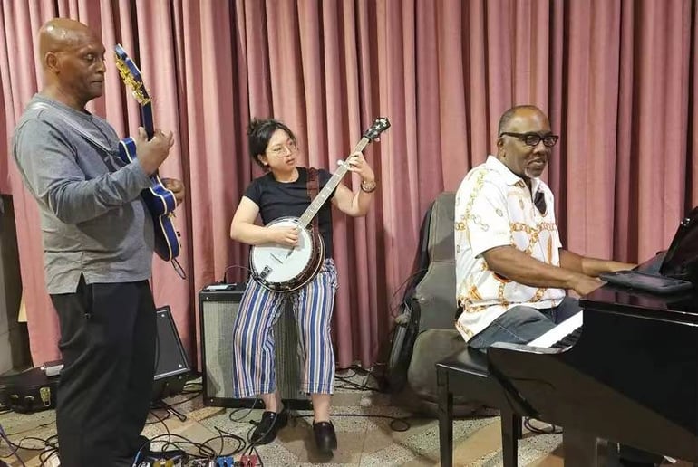 Gallery photo 7 of Yuexin Chen - Jazz Banjoist - the Do-Rights! Jazz Band