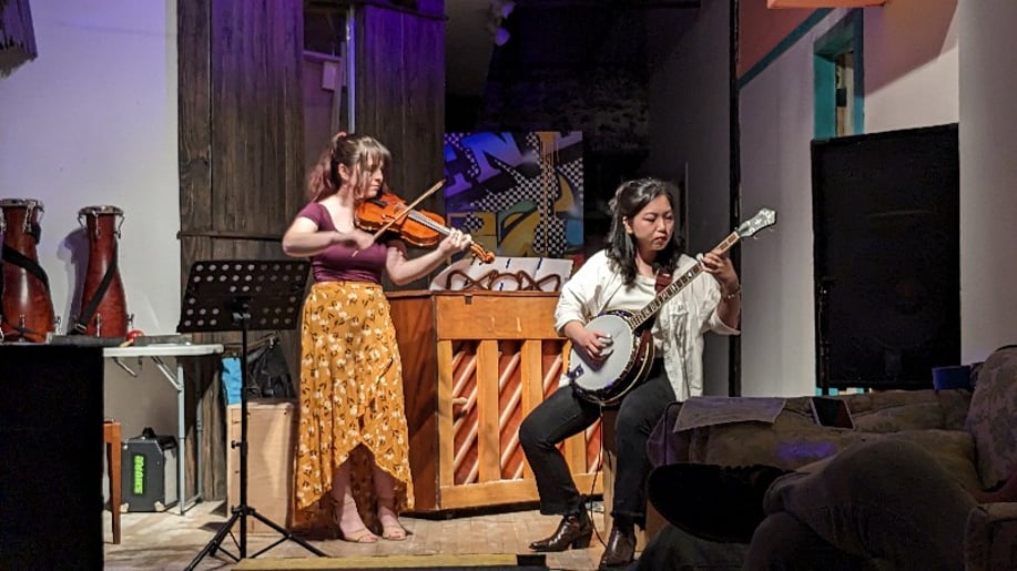 Gallery photo 8 of Yuexin Chen - Jazz Banjoist - the Do-Rights! Jazz Band