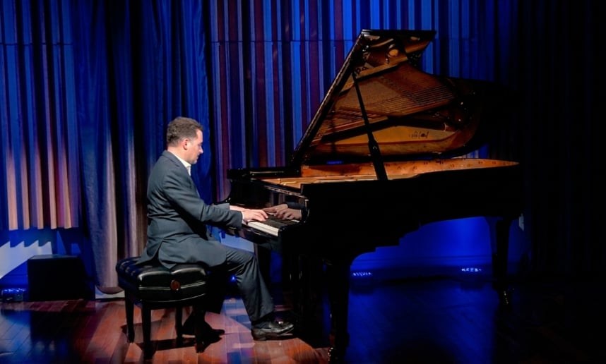 Gallery photo 2 of Elegant Piano Music: Jazz, Pop & Classical