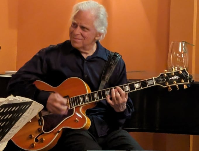 Gallery photo 9 of Jazz Guitar Elegante