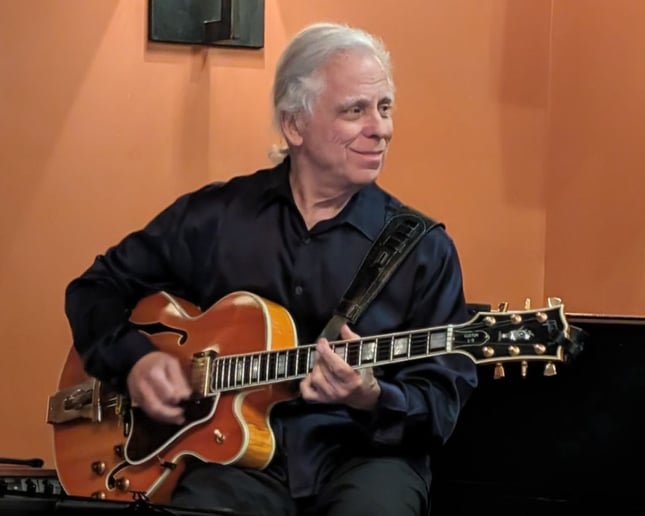Gallery photo 10 of Jazz Guitar Elegante