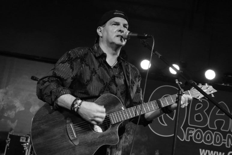 Gallery photo 2 of Jeff Dewbray Sings