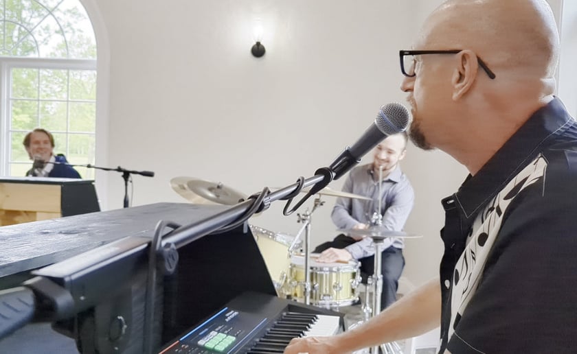 Gallery photo 2 of Jeffrey Bowen Music and Dueling Pianos