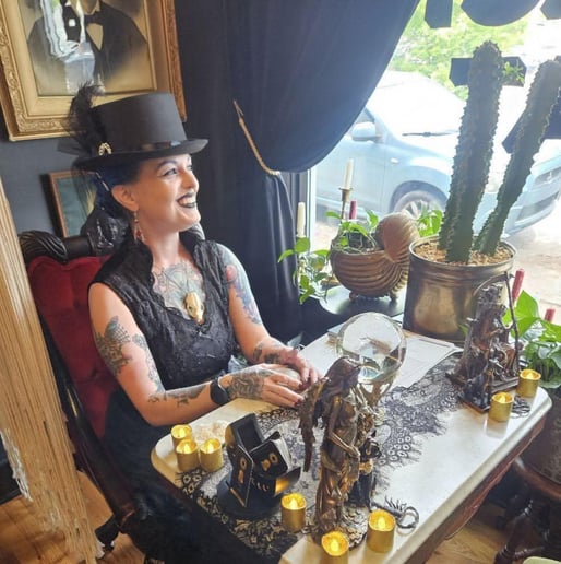 Gallery photo 1 of Jen Reads Tarot