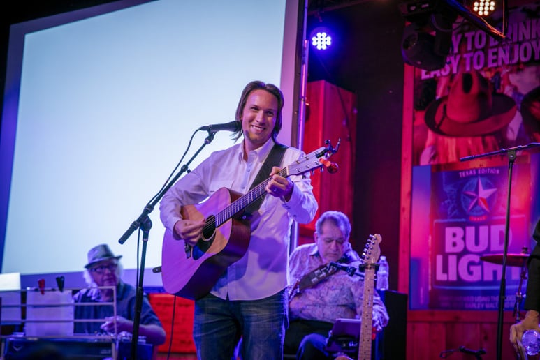 Gallery photo 2 of Jimmy Nash - Singing Guitarist