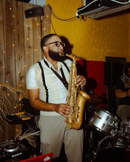 Gallery photo 2 of Johnny Jones on Sax