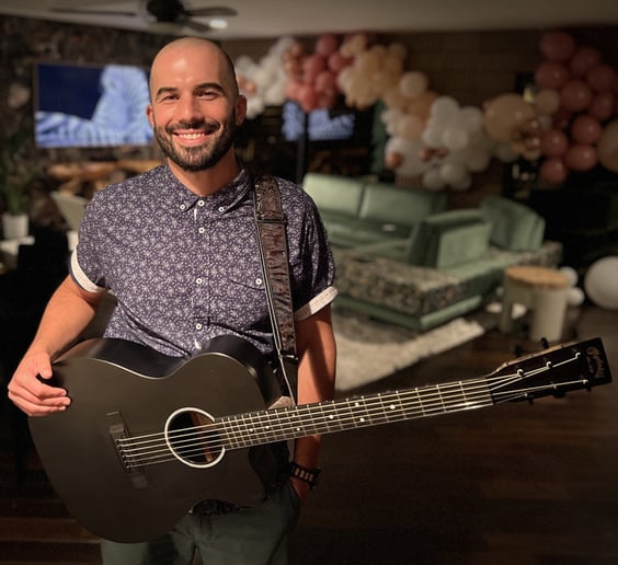 Gallery photo 8 of Jon Cabrera | Acoustic Guitar Corporate One-Man-Band