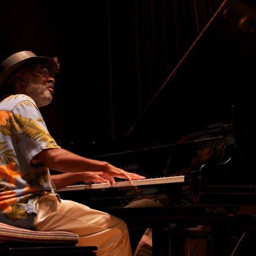 Gallery photo 2 of JP Newton -pianist