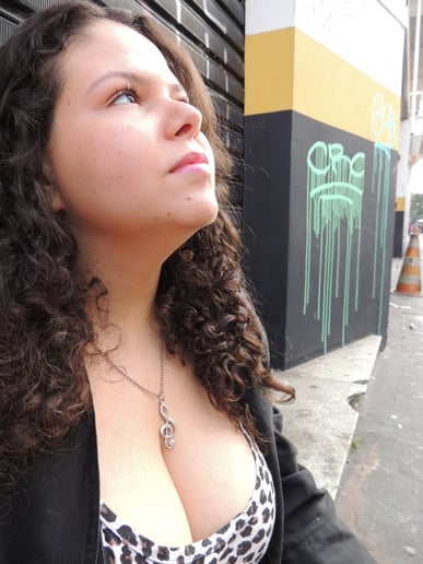 Gallery photo 2 of Juliana Galdeano - Singer-Songwriter