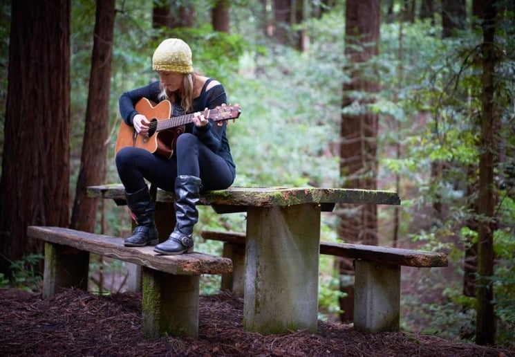 Gallery photo 1 of Julie Savannah - Vocalist / Guitarist