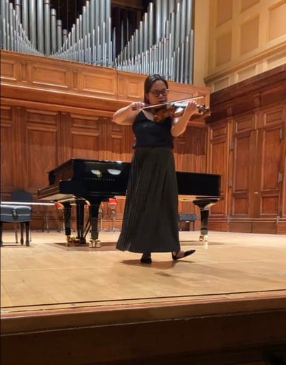 Gallery photo 1 of Julie Saxton, violinist
