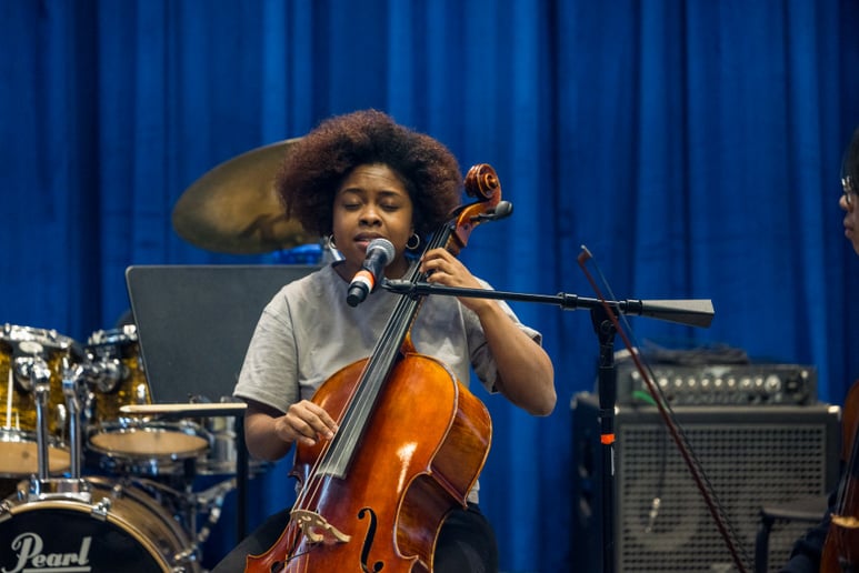 Gallery photo 1 of Kely Pinheiro – Cellist | Singer