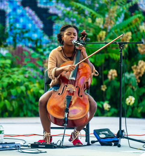 Gallery photo 3 of Kely Pinheiro – Cellist | Singer