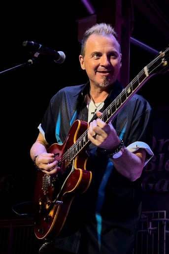 Gallery photo 2 of Kenny Lewis