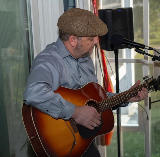 Gallery photo 1 of Kent Lawson Acoustic Guitarist