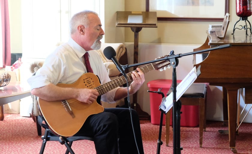 Gallery photo 5 of Paul Elwood, singing guitarist