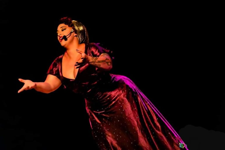 Gallery photo 4 of Kiki la Chanteuse