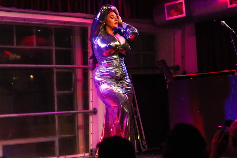 Gallery photo 6 of Kiki la Chanteuse