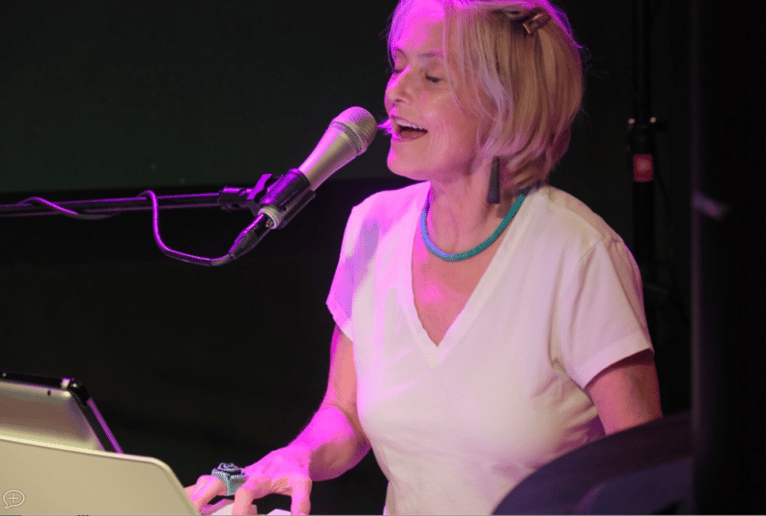 Gallery photo 10 of Kimmy Krohn - Singing Pianist
