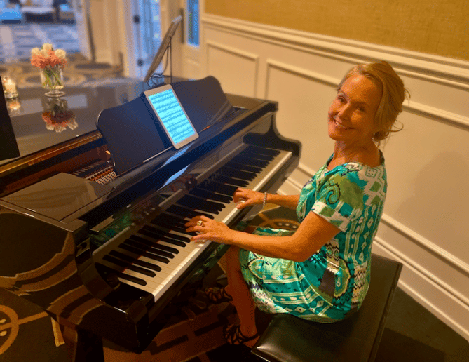Gallery photo 2 of Kimmy Krohn - Singing Pianist