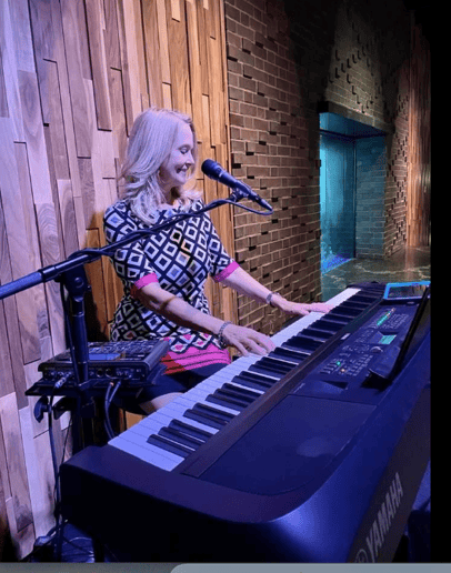 Gallery photo 4 of Kimmy Krohn - Singing Pianist