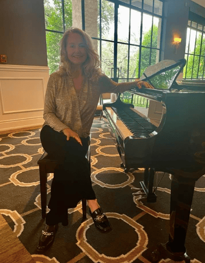 Gallery photo 6 of Kimmy Krohn - Singing Pianist