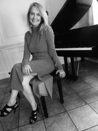 Gallery photo 1 of Kimmy Krohn - Singing Pianist