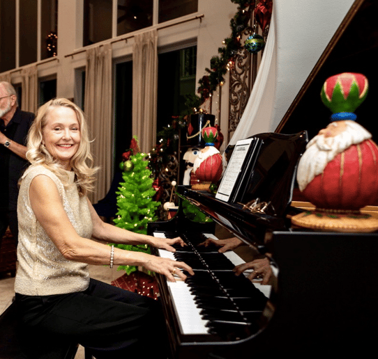 Gallery photo 9 of Kimmy Krohn - Singing Pianist