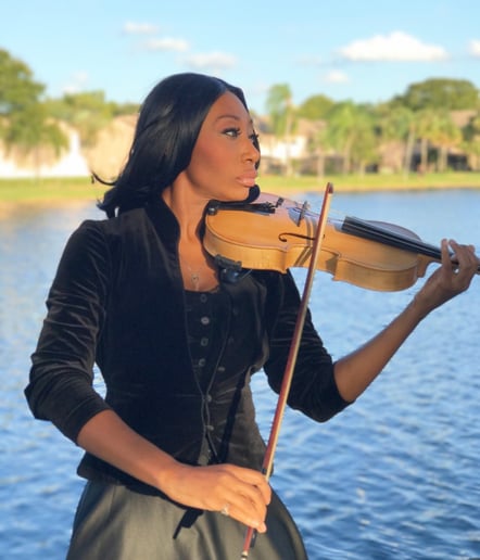 Gallery photo 1 of Kizie The Violist