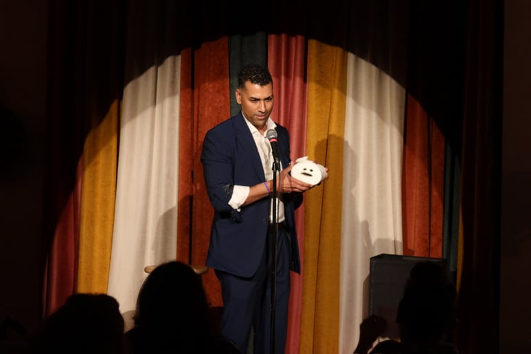 Gallery photo 2 of LA Magician - Joseph Kerr