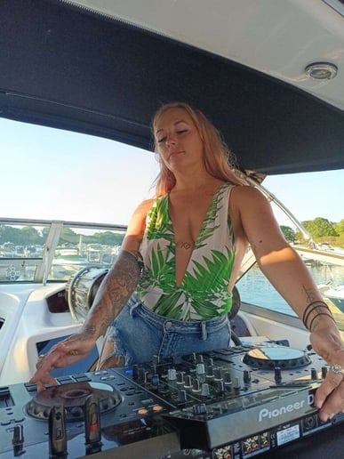 Gallery photo 4 of Lala Vibez (DJ /producer)