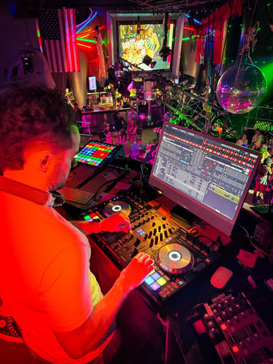 Gallery photo 1 of Large Club/Wedding/Private Event DJ