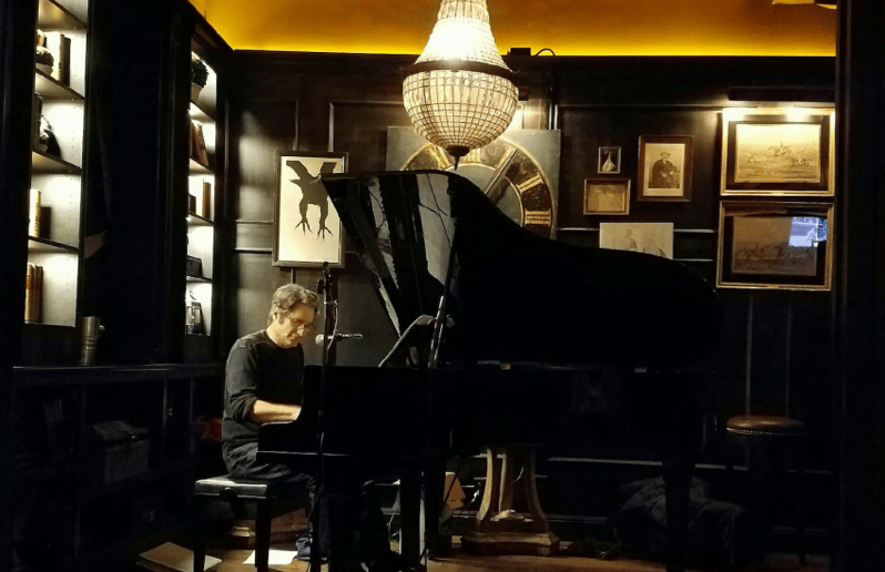 Gallery photo 2 of Larry Ebert -- The Ultimate Pop Pianist + Singer!