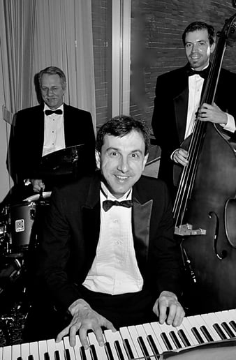 Gallery photo 3 of Larry Kenzal Pianist