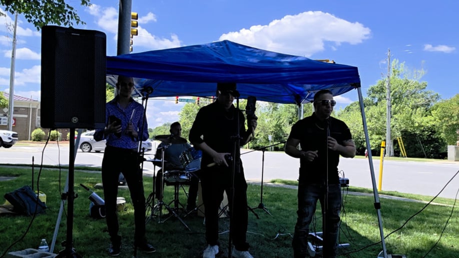 Gallery photo 7 of Puro Swing Band