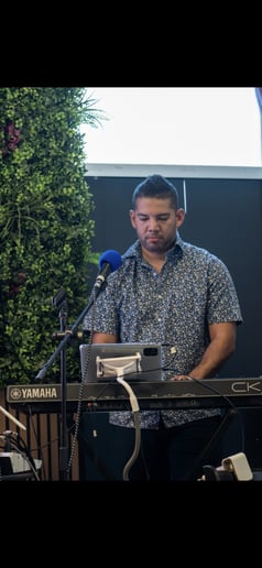 Gallery photo 27 of Puro Swing Band